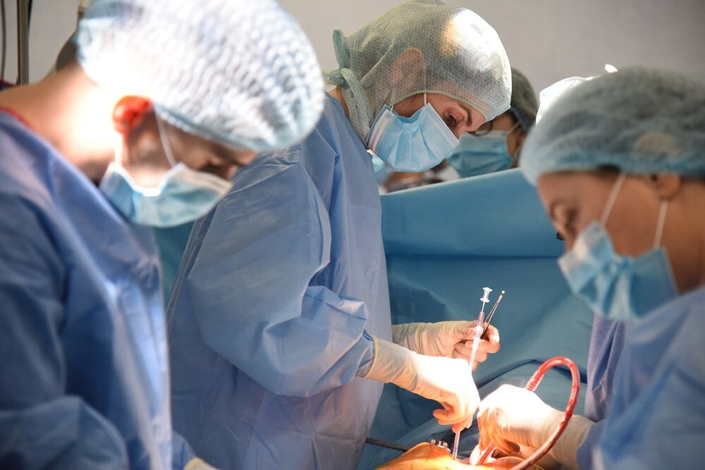 Echipa chirurgicală coordonată de dr. Elena Nechifor realizează o intervenție de chirurgie cardiovasculară la Spitalul Clinic SANADOR.