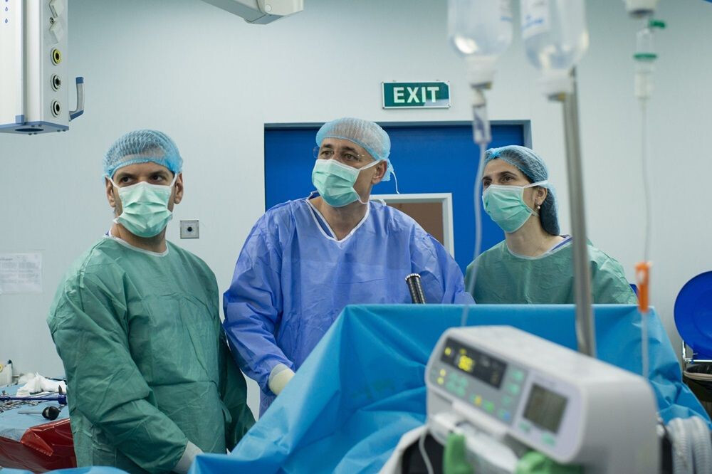 Dr. Florin Turcu în timpul unei operații de bypass gastric la Spitalul Clinic SANADOR.