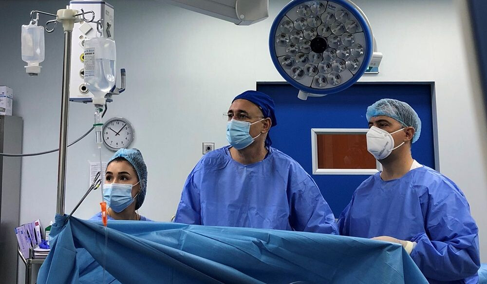 Dr. Florin Turcu în timpul unei operații de bypass gastric la Spitalul Clinic SANADOR.