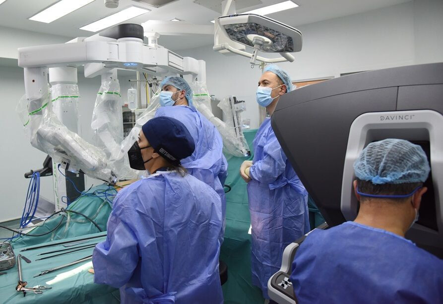 Echipa medicală în timpul unei intervenții de chirurgie robotică la Spitalul Clinic SANADOR.