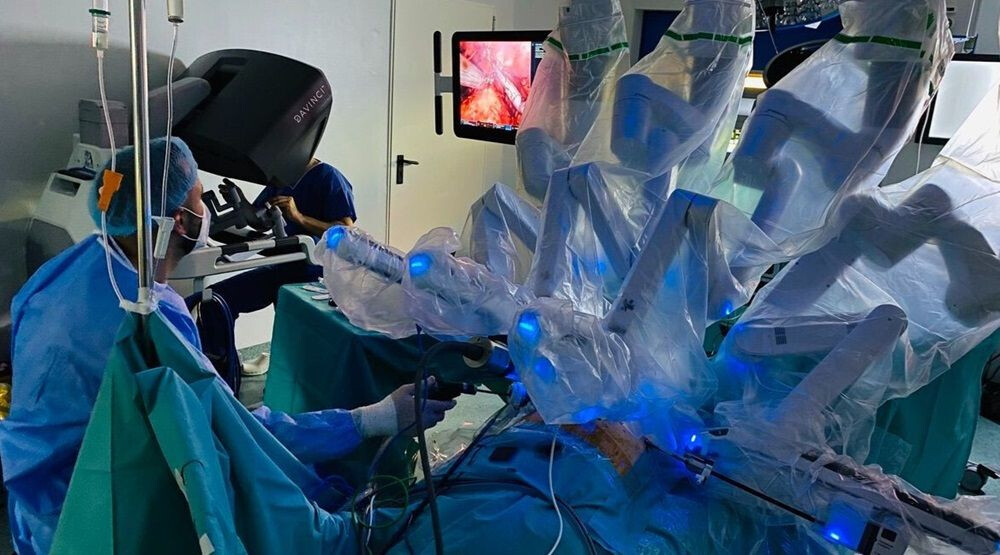 Conf. dr. Constantin Gîngu realizează o intervenție chirurgicală robotică la Spitalul Clinic SANADOR.
