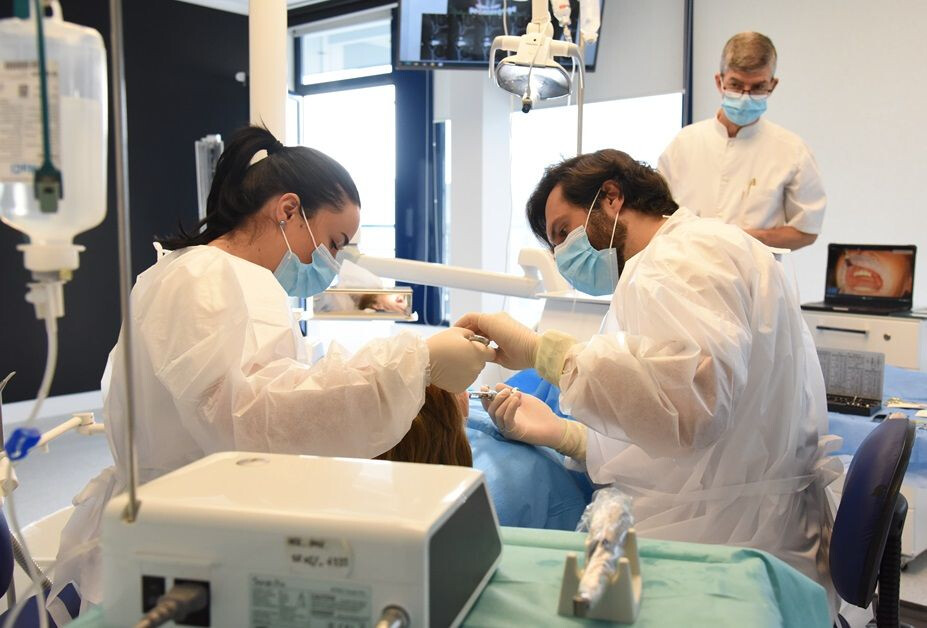Dr. Răzvan Bărbulescu realizează un tratament stomatologic la Clinica de Stomatologie SANADOR.