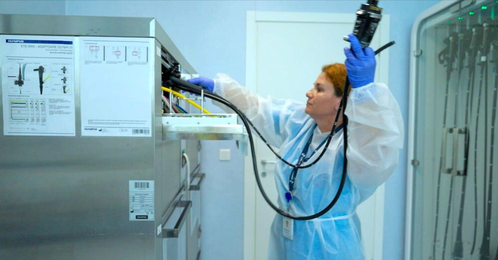 Asistentă lucrează la un turn de endoscopie la Centrul de excelență în endoscopia digestivă SANADOR Floreasca.