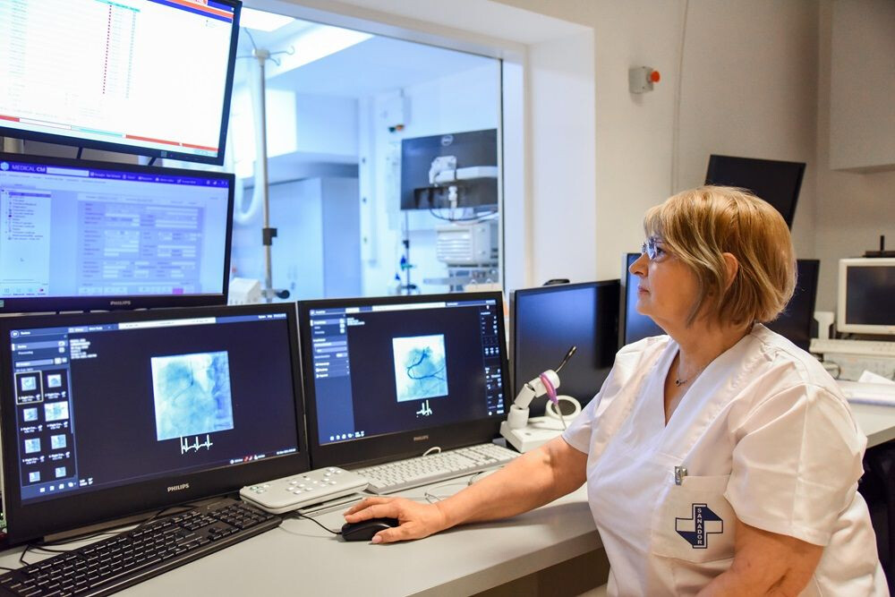 Dr. Rodica Niculescu în fața monitorului de angiograf, în Laboratorul de Cateterism de la Spitalul Clinic SANADOR.
