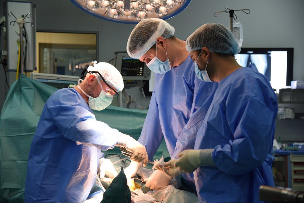 Echipa chirurgicală coordonată de dr. Răzvan Dragomir realizează o intervenție de chirurgie ortopedică la Spitalul Clinic SANADOR: