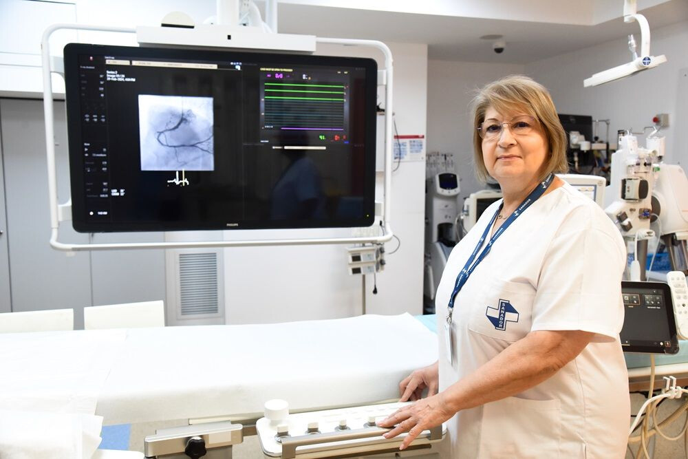 Dr. Rodica Niculescu în Laboratorul de Cateterism de la Spitalul Clinic SANADOR, lângă un angiograf