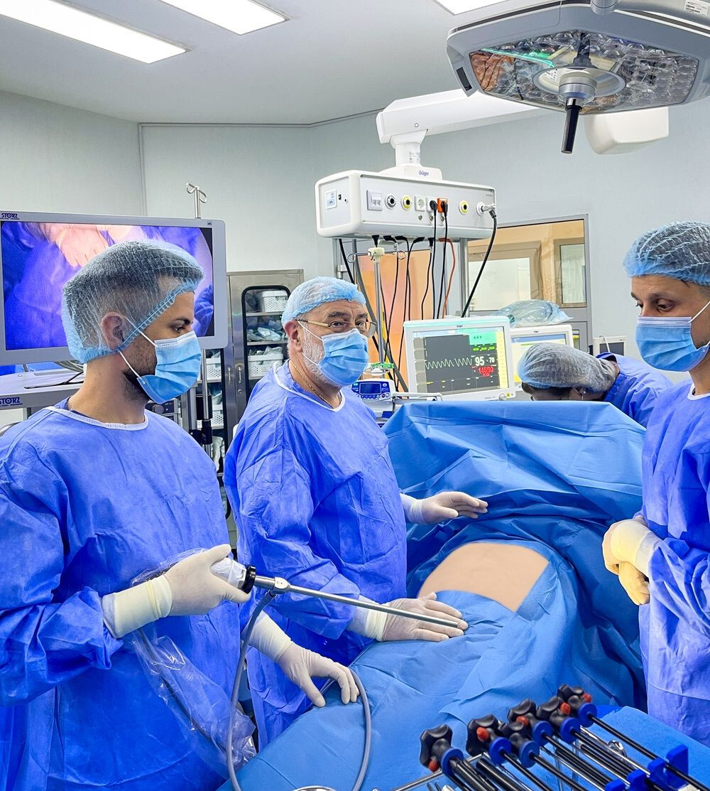 Echipa chirurgicală coordonată de dr. Bogdan Marțian, în timpul unei operații la Spitalul Clinic SANADOR