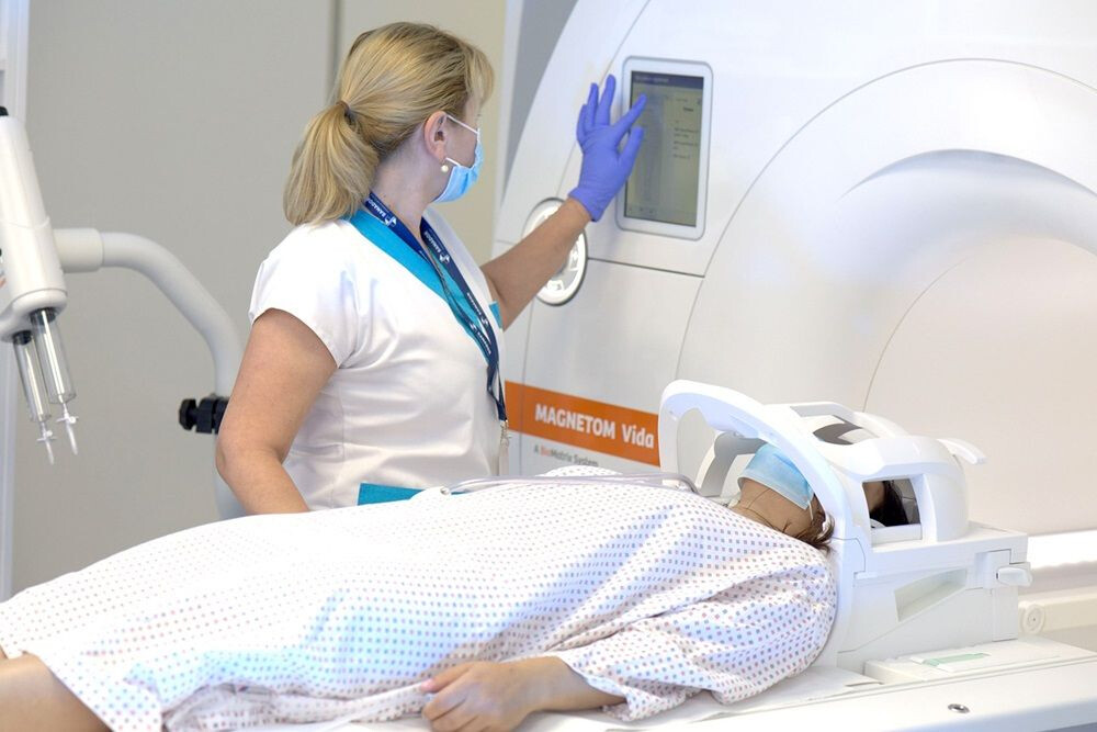 Pacientă efectuează o examinare RMN de cap cu aparatul RMN 3 Tesla Siemens Magnetom Vida la Clinica SANADOR Floreasca.