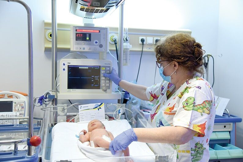 O asistentă îngrijește un nou-născut pe Secția de Neonatologie de la Spitalul Clinic SANADOR.