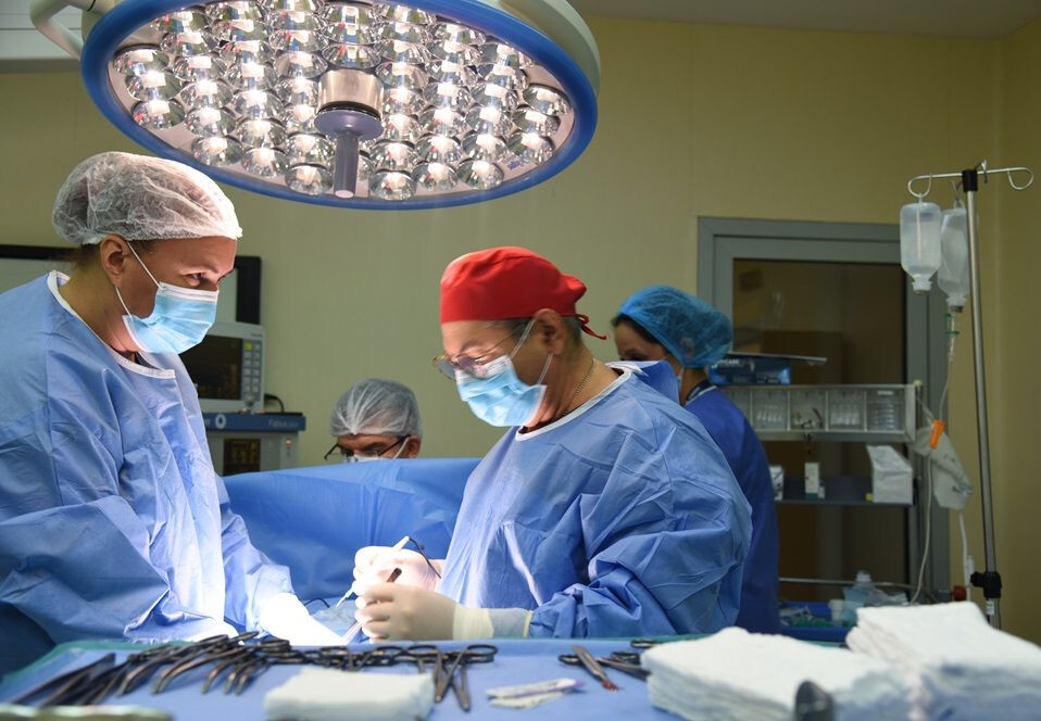 Confr. dr. Nicolae Poiană în timpul unei intervenții chirurgicale ginecologice la Spitalul Clinic SANADOR.