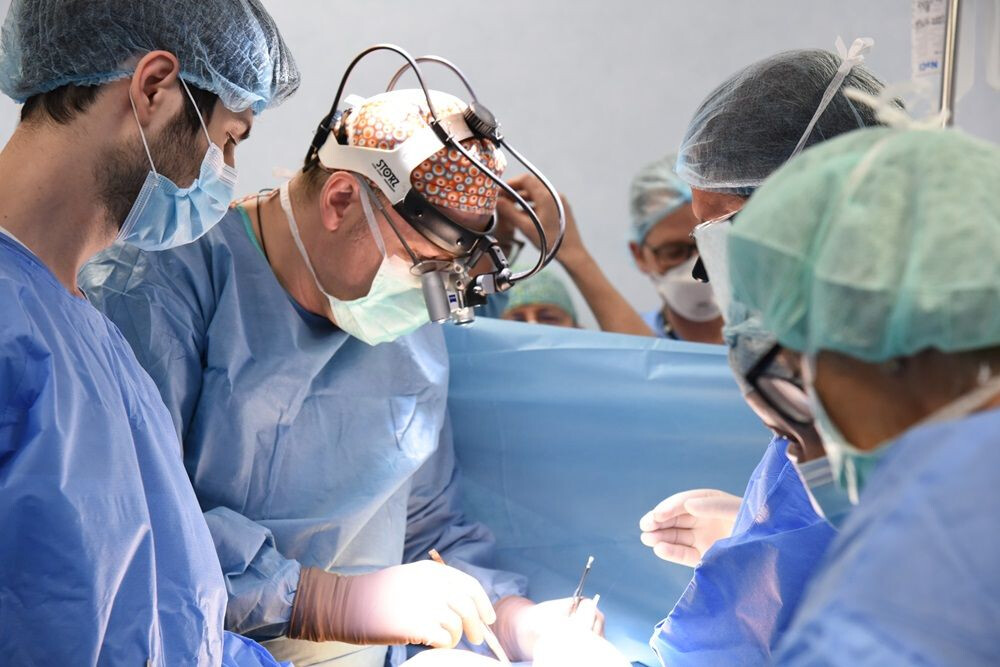 Prof. Dr. Victor Costache și echipa medicală, în timpul unei intervenții de chirurgie cardiovasculară la Spitalul Clinic SANADOR.