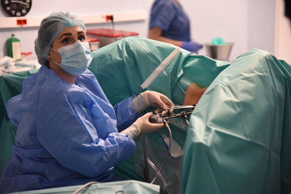 Dr. Alice Barbu realizează o intervenție chirurgicală prin histeroscopie la Spitalul Clinic SANADOR.