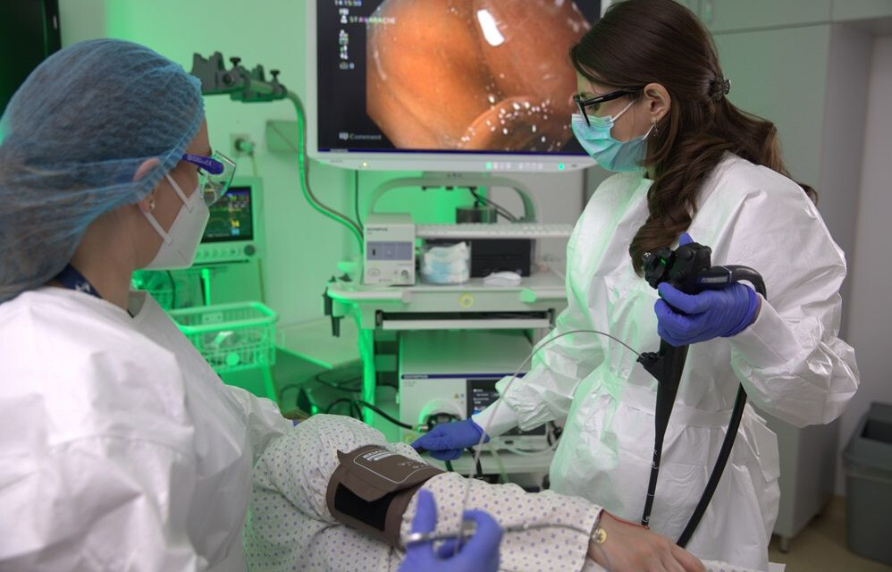 Conf. dr. Mădălina Ilie efectuează o endoscopie digestivă superioară la Spitalul Clinic SANADOR.