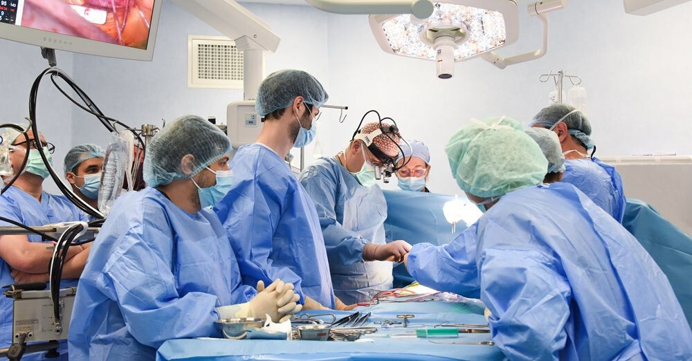 Intervenție chirurgicală la Spitalul Clinic SANADOR realizată de echipa coordonată de Prof. Dr. Victor Costache.